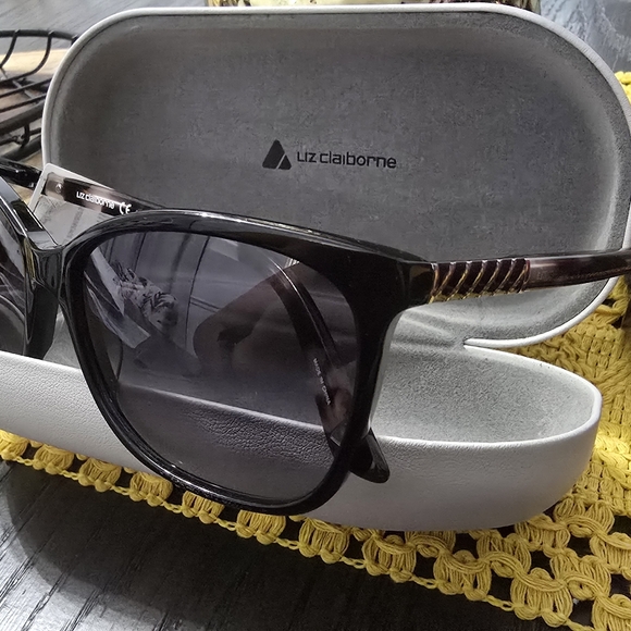 Liz Claibourne Sunglasses main image 3